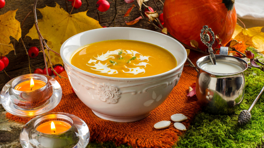 Servera gärna soppan med en klick crème fraiche och färsk koriander. Foto: Shutterstock